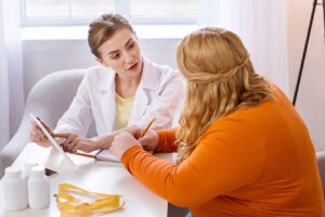 a person talks to a therapist in a food and nutrition therapy program