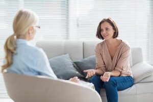 a person talks to a therapist in a dual diagnosis treatment program