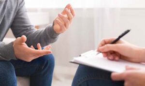 a person talks to a therapist during heroin addiction treatment